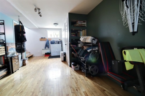 Salle familiale - 381 Av. Caouette, Rouyn-Noranda, QC 