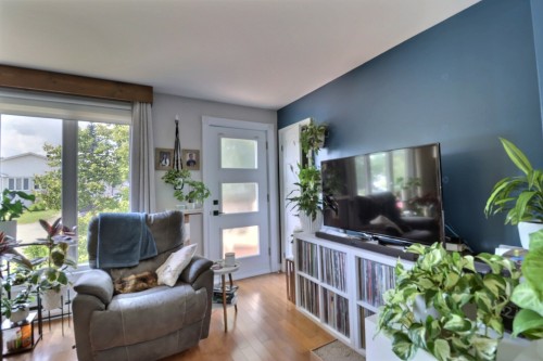 Salon - 381 Av. Caouette, Rouyn-Noranda, QC 