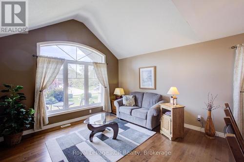 237 Carrol Street, Wellington North (Arthur), ON - Indoor Photo Showing Living Room