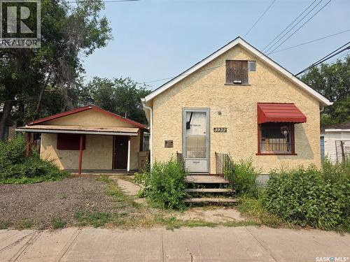 3322 5Th Avenue, Regina, SK - Outdoor