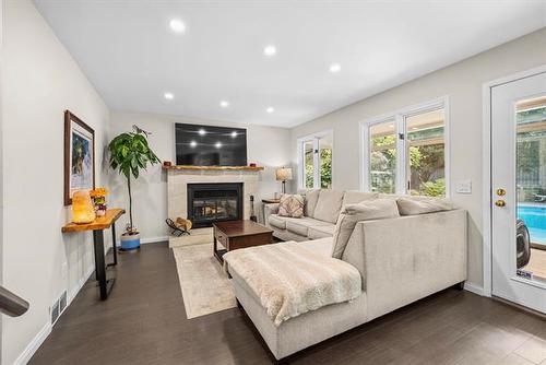 31 Waterside Cove, Winnipeg, MB - Indoor Photo Showing Living Room With Fireplace