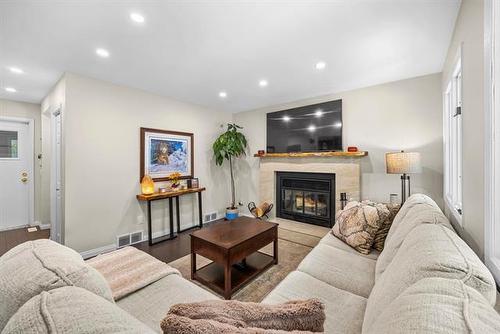 31 Waterside Cove, Winnipeg, MB - Indoor Photo Showing Living Room With Fireplace