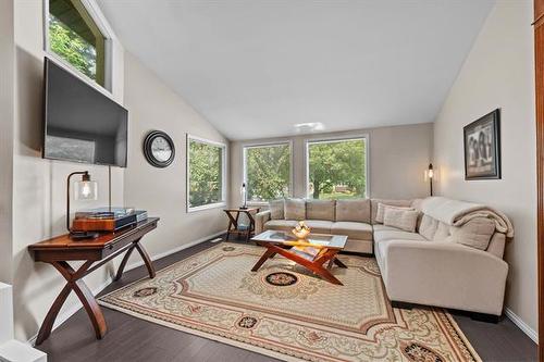 31 Waterside Cove, Winnipeg, MB - Indoor Photo Showing Living Room