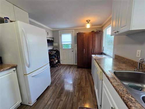 239 Belmont Ave, Winnipeg, MB - Indoor Photo Showing Kitchen