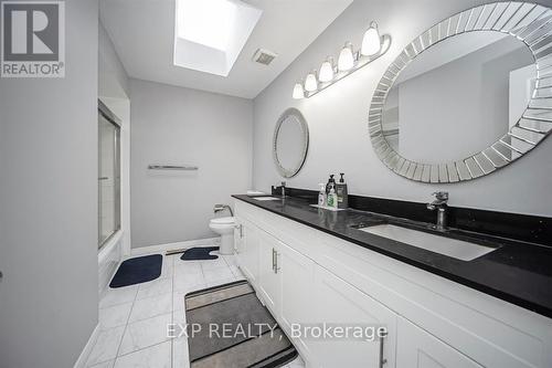 692 Huntington Ridge Drive, Mississauga, ON - Indoor Photo Showing Bathroom