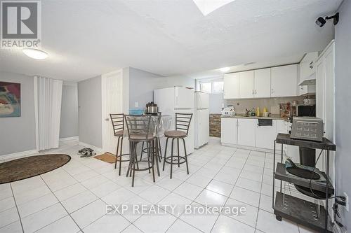 692 Huntington Ridge Drive, Mississauga, ON - Indoor Photo Showing Kitchen