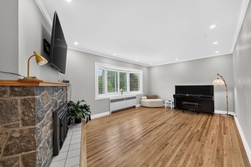 Salon - 519 Boul. Beaconsfield, Beaconsfield, QC - Indoor With Fireplace