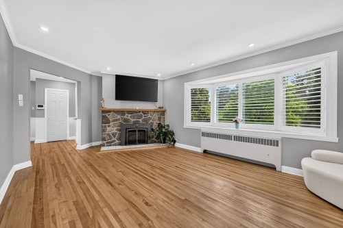 Salon - 519 Boul. Beaconsfield, Beaconsfield, QC - Indoor Photo Showing Living Room With Fireplace
