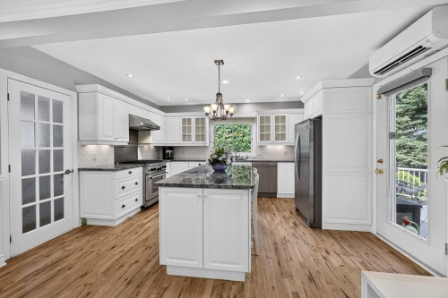 Cuisine - 519 Boul. Beaconsfield, Beaconsfield, QC - Indoor Photo Showing Kitchen With Upgraded Kitchen