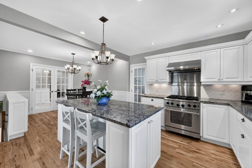 Cuisine - 519 Boul. Beaconsfield, Beaconsfield, QC - Indoor Photo Showing Kitchen With Upgraded Kitchen