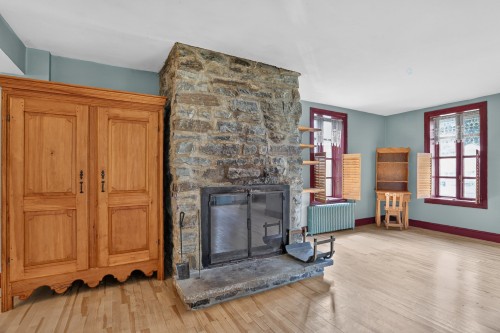 Salon - 1190 Rue Principale, Batiscan, QC - Indoor With Fireplace