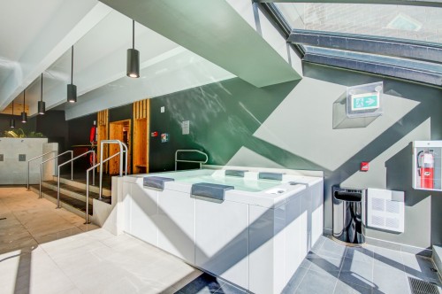 Spa - 307-8 Rue Riverside, Saint-Lambert, QC - Indoor