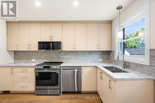Kitchen - 581 Windermere Avenue, Ottawa, ON - Indoor Photo Showing Kitchen With Double Sink With Upgraded Kitchen