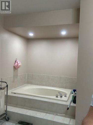 3546 Italia Crescent, Mississauga, ON - Indoor Photo Showing Bathroom