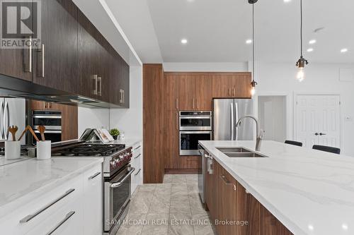 927 Ingersoll Court, Mississauga, ON - Indoor Photo Showing Kitchen With Double Sink With Upgraded Kitchen
