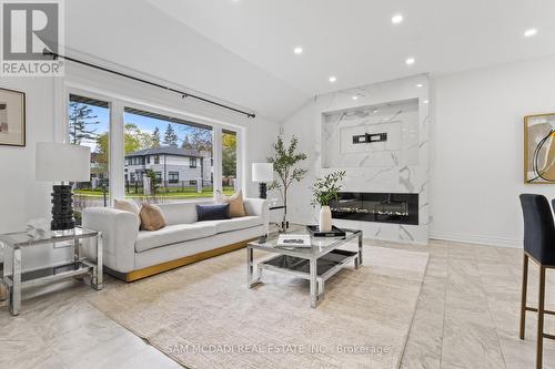 927 Ingersoll Court, Mississauga, ON - Indoor Photo Showing Living Room With Fireplace