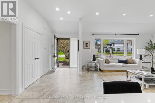 927 Ingersoll Court, Mississauga, ON - Indoor Photo Showing Living Room