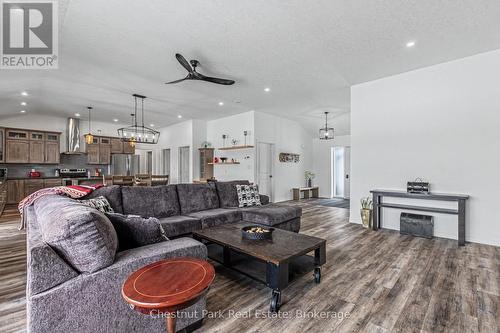 1415 Concession Rd 6, Kincardine, ON - Indoor Photo Showing Living Room