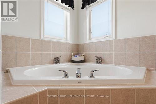 Ensuite bath - 17 White Crescent, Barrie, ON - Indoor Photo Showing Bathroom