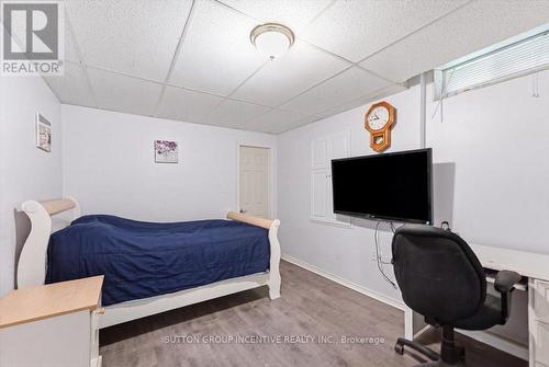 Lower level bedroom - 17 White Crescent, Barrie, ON - Indoor Photo Showing Bedroom