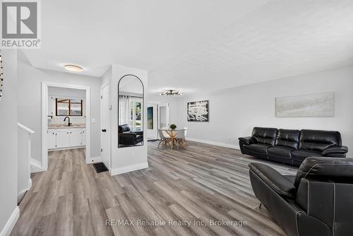 17 Suncoast Drive W, Goderich (Goderich (Town)), ON - Indoor Photo Showing Living Room