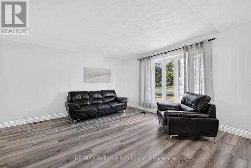 17 Suncoast Drive W, Goderich (Goderich (Town)), ON - Indoor Photo Showing Living Room
