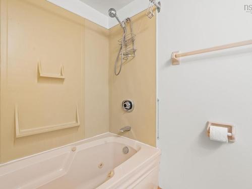 325 45 Vimy Avenue, Halifax, NS - Indoor Photo Showing Bathroom