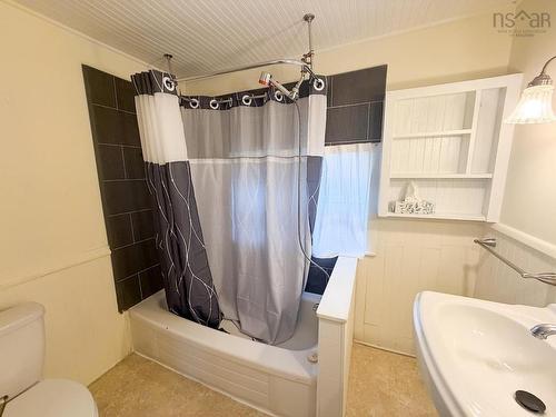 43 Duke Street, Truro, NS - Indoor Photo Showing Bathroom