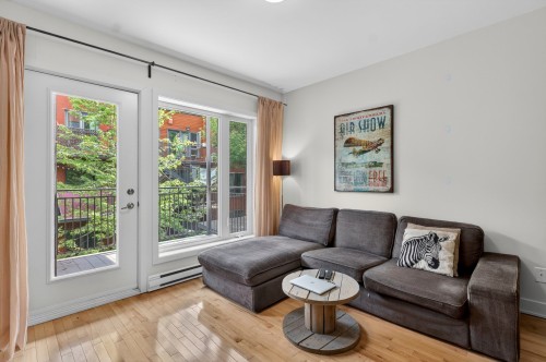 Living Room - 202-5321 Rue St-Denis, Montréal (Le Plateau-Mont-Royal), QC - Indoor Photo Showing Living Room