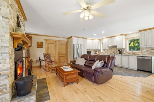 Salon - 147 Rue Daudelin, Shefford, QC 