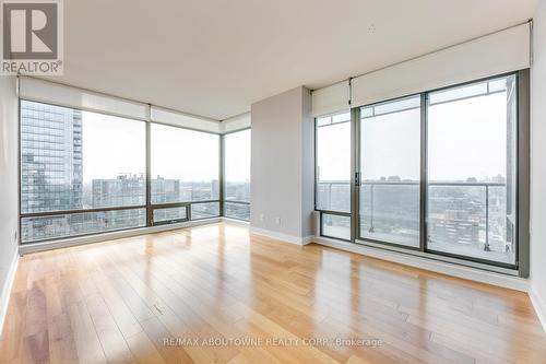 3204 - 18 YORKVILLE AVENUE , Toronto, Ontario M4W 1L4 5