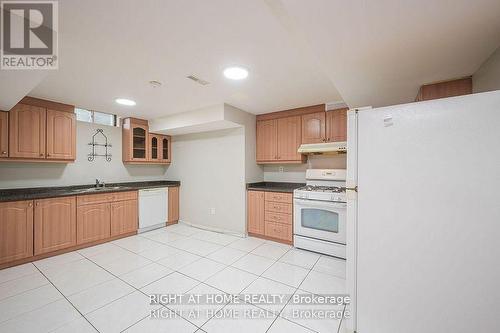 1724 Samuelson Circle, Mississauga, ON - Indoor Photo Showing Kitchen