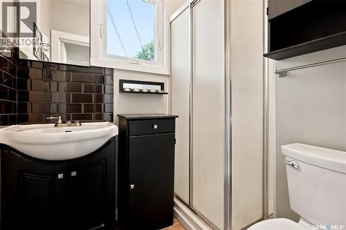 747 Argyle Street, Regina, SK - Indoor Photo Showing Bathroom