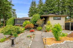 1937 Cougar Cres Comox, BC V9M 2K4