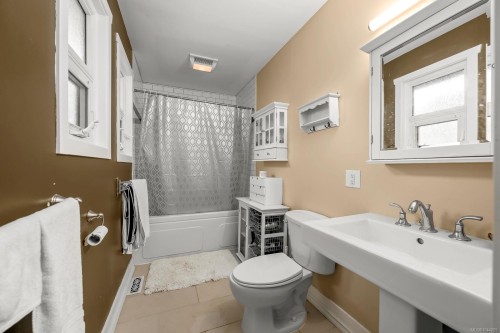 1937 Cougar Cres, Comox, BC 