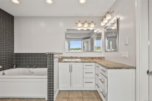975 Meadowview Pl, Saanich, BC 