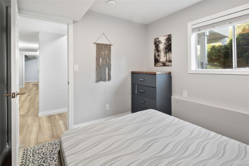975 Meadowview Pl, Saanich, BC 