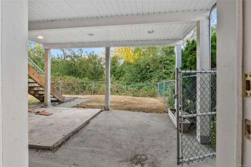 975 Meadowview Pl, Saanich, BC 