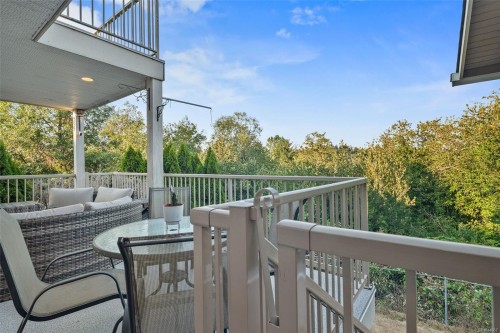 975 Meadowview Pl, Saanich, BC 
