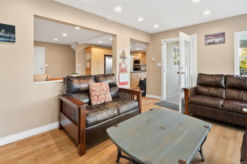 975 Meadowview Pl, Saanich, BC 
