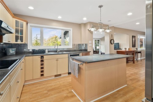 975 Meadowview Pl, Saanich, BC 