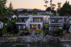 10303 Resthaven Dr Sidney, BC V8L 3H2