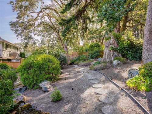 809 Rogers Way, Saanich, BC 