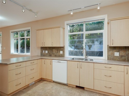 809 Rogers Way, Saanich, BC 