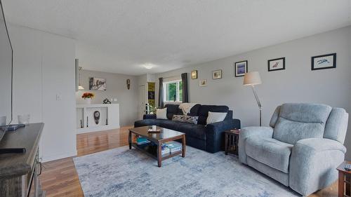 9694 School Road, Coldstream, BC - Indoor Photo Showing Living Room
