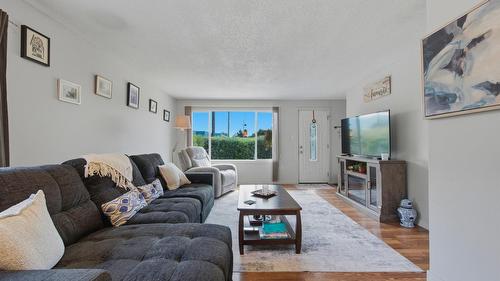 9694 School Road, Coldstream, BC - Indoor Photo Showing Living Room