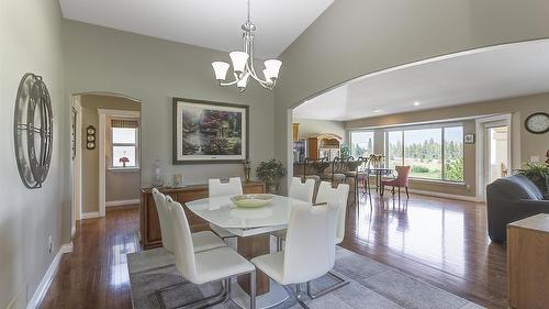 131-2455 Quail Ridge Boulevard, Kelowna, BC - Indoor Photo Showing Living Room With Fireplace