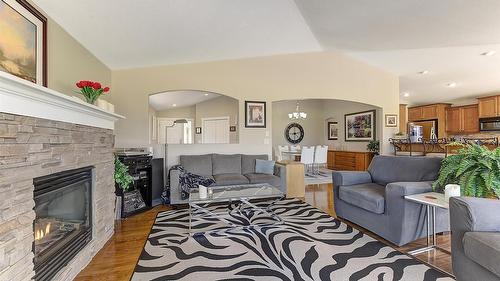 131-2455 Quail Ridge Boulevard, Kelowna, BC - Indoor Photo Showing Living Room With Fireplace