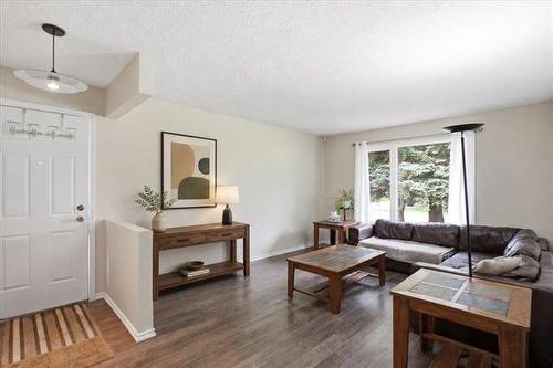 73 Baxter Bay, Winnipeg, MB - Indoor Photo Showing Living Room