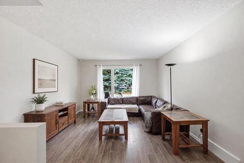 73 Baxter Bay, Winnipeg, MB - Indoor Photo Showing Living Room